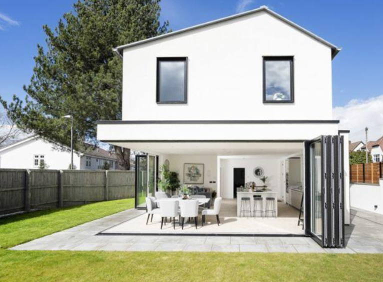 Stunning new build in Henleaze handed over, complete with dual-aspect column-free corner on the ground floor!